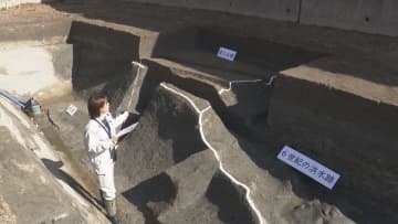 邪馬台国の女王・卑弥呼の墓との説がある箸墓古墳　濠を横切る「渡り堤」が出土　古墳の構造解明に期待