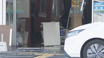 【速報】コンビニに車が突っ込み店員がケガ　運転手の87歳男性「ブレーキとアクセル踏み間違えた」