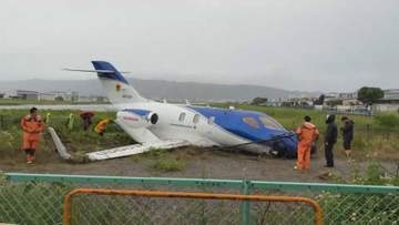 【速報】大阪・八尾空港で小型機が滑走路外で停止　着陸時にオーバーランか