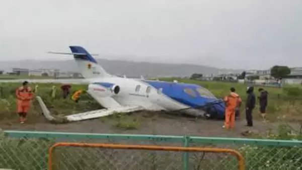 【速報】大阪・八尾空港で小型機が滑走路外で停止　着陸時にオーバーランか