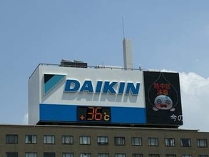 暑さで真っ黒になり目を回す「大ぴちょんくん」“酷暑日用”の新デザインを試験点灯