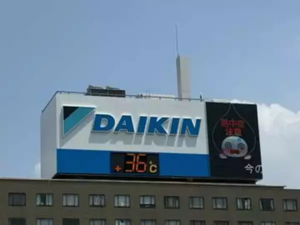 暑さで真っ黒になり目を回す「大ぴちょんくん」“酷暑日用”の新デザインを試験点灯