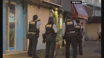 目撃者「（窓を）叩き割って中に入っていた」　包丁を持って警察官に近づき、拳銃で撃たれて死亡した男　直前に不可解な行動