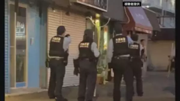 目撃者「（窓を）叩き割って中に入っていた」　包丁を持って警察官に近づき、拳銃で撃たれて死亡した男　直前に不可解な行動