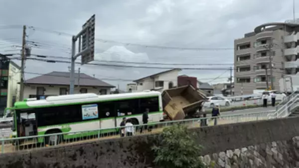 【速報】信号待ちの神戸市バスに大型トラックが突っ込む　乗客1人とトラックの運転手が病院搬送　神戸市灘区