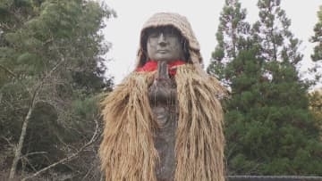 少しでも暖かく　高さ5.3ｍのお地蔵さんの冬支度　重さ70キロの蓑を9人で着せる　京都・京丹後市