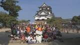 「お城の魅力感じて…国宝５天守で「床磨き」イベント　姫路城・彦根城でも親子連れらが参加　ひこにゃんと記念写真も」の画像1