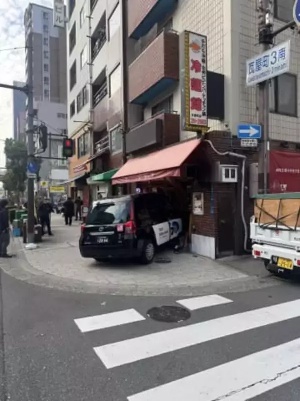 【速報】松屋町筋の交差点でタクシーが軽トラックと衝突　はずみで飲食店に突っ込む　左車線から右折か　大阪市中央区