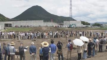 【近畿最大級】滋賀・野洲市で弥生時代の大型建物跡出土　祭祀に使われた建物か　現地説明会賑わう