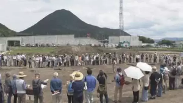 【近畿最大級】滋賀・野洲市で弥生時代の大型建物跡出土　祭祀に使われた建物か　現地説明会賑わう