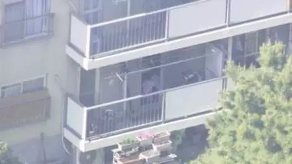 遺体に複数の傷　居間で女性2人が血を流し死亡、住人の70代母親と40代娘か　司法解剖で死因を捜査