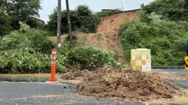 住宅街で土砂崩れ　幅10ｍの土砂が市道をふさぐ　大雨の影響か、周辺を通行止めに　滋賀・大津市