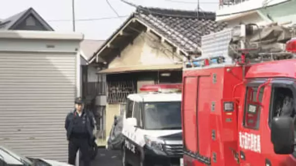 木造平屋建ての住宅で火災　住人とみられる80代くらいの女性が死亡、50代くらいの男性もけが