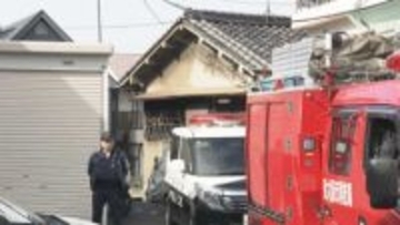 木造平屋建ての住宅で火災　住人とみられる80代くらいの女性が死亡、50代くらいの男性もけが