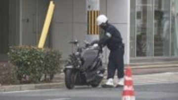 バイクの男性をひき逃げか　トラック運転手の男を逮捕　車線変更で接触しバイクは電柱に衝突