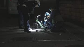 ペダルがない自転車と車が衝突、４歳の男の子が死亡　車を運転していた60代の女を現行犯逮捕　大阪狭山市