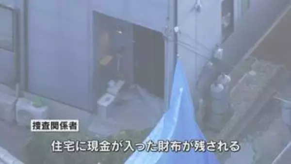 現金入りの財布が残される　住宅に親子2人の遺体　首や上半身に複数の刺し傷、玄関外側にも血痕