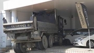 【速報】「京都トヨタ」にトラックが突っ込む事故　運転していた男性がけがをして搬送　事故の前にほかの店舗にも接触か　京都・舞鶴市