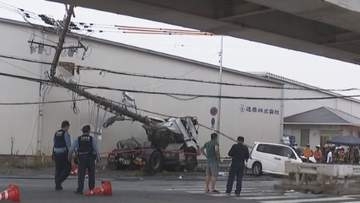 トラックと車が衝突　電柱に突っ込む　6人を病院へ搬送　5人が重傷　大阪・住之江区