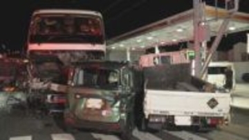 【速報】「ドーンと当たってきた」観光バスやトラックなど5台絡む事故　バスが追突か、5人搬送　大阪・四條畷市の国道163号