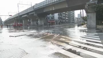 【速報】「水が漏れている」国道479号線が冠水、道路陥没も　付近を通行止めに　大阪市東淀川区