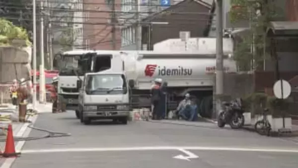 【速報】『ぶつかって燃料が漏れた』と通報　タンクローリーがガソリンスタンドの壁に衝突　大阪