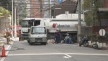 【速報】『ぶつかって燃料が漏れた』と通報　タンクローリーがガソリンスタンドの壁に衝突　大阪