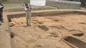 古代の都・飛鳥宮跡を見おろす「甘樫丘（あまかしのおか）」で「稲賜」などと書かれた木簡が出土　1300年前の米蔵が存在か