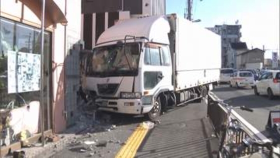トラックが4階建てのマンションに衝突　運送業の男性運転手が意識不明の重体　京都・宇治市