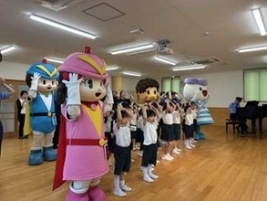 警察署員が制作した“自転車用ヘルメット着用の歌”で交通安全！歌に合わせ園児たちがダンスを披露　大阪府警・淀川警察署