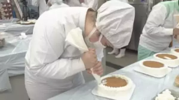 もうすぐクリスマス　高校生が毎年恒例のクリスマスケーキ作り　一部は市内の福祉施設にプレゼント