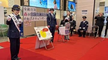 【交通安全】「心に余裕をもって」タレントの斉藤雪乃さんが一日警察署長　自転車の交通ルール順守よびかけ　大阪府警曽根崎署