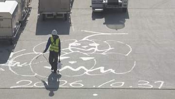 ハッピーハロウィーン！　関西空港では滑走路にカボチャの「ウォーターアート」　航空会社がお菓子を乗客に配るイベントも