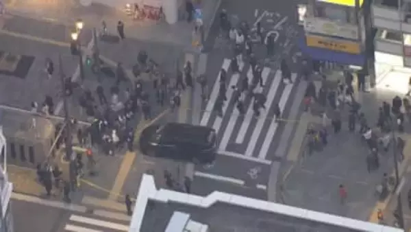 【速報】大阪・ミナミの交差点で乗用車が歩道に乗り上げる事故　10歳未満の女の子を含む3人が軽傷