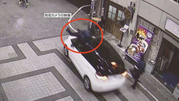 【速報】大阪・岸和田市の商店街でボンネットに警察官を乗せたまま車が逃走　殺人未遂などの疑いで40歳の男を逮捕　無免許で殺意は否認　大阪府警