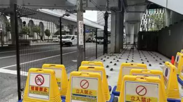 【物議】「中途半端」の声も…JR大阪駅前の150個の突起物　“排除アート”問題で市が侵入防止のフェンスを設置　通行人からは賛否