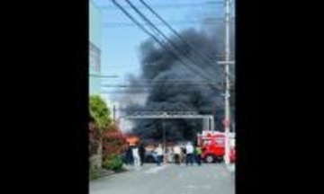 【速報】赤い炎と立ち上る真っ黒な煙…大阪府堺市のリサイクル会社とみられる敷地内で火災　一時騒然
