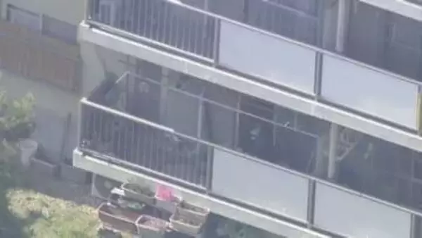 玄関ドアは無施錠　死因は失血死で首などに複数の刺し傷、殺人事件で捜査　集合住宅で母娘2人死亡