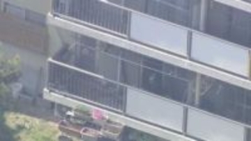 玄関ドアは無施錠　死因は失血死で首などに複数の刺し傷、殺人事件で捜査　集合住宅で母娘2人死亡