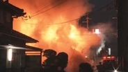 【速報】住宅火災で猛烈な炎　消防車など8台が出て消火活動　隣接する建物にも燃え移る　京都・舞鶴市