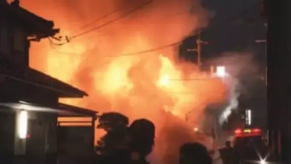 【速報】住宅火災で猛烈な炎　消防車など８台が出て消火活動　隣接する建物にも燃え移る　京都・舞鶴市