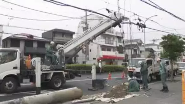 電柱が根元から…交差点で大型トレーラーが事故　信号機も倒れ警察が交通規制中　神戸・兵庫区