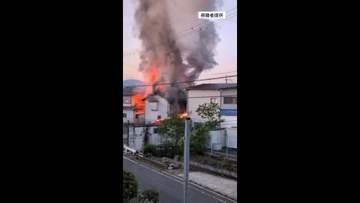 【映像】木造2階建てアパートが全焼する火災　隣の民家にも燃え広がる　奈良市