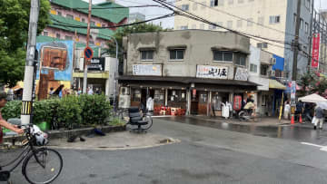 【速報】路上で男性が足を刃物で刺されケガ　刺した男は刃物を持ったまま逃走　直前に口論する様子目撃「ケンカしてもめて首を絞められていた」大阪市西成区