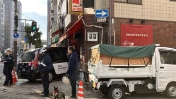 【車が突然店内に…】防犯カメラがとらえた瞬間　松屋町筋で車2台が衝突、はずみで飲食店に突っ込む　左車線から強引に右折か　大阪市中央区
