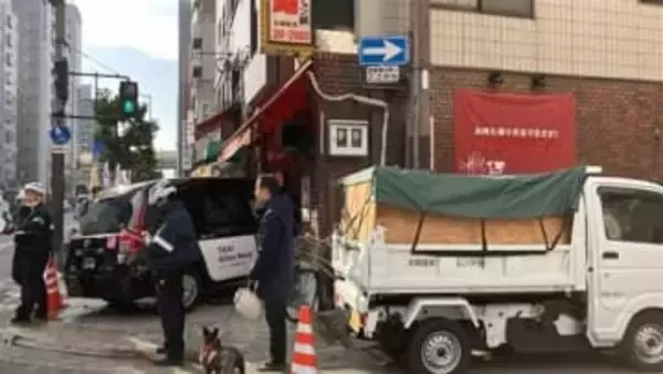 【車が突然店内に…】防犯カメラがとらえた瞬間　松屋町筋で車2台が衝突、はずみで飲食店に突っ込む　左車線から強引に右折か　大阪市中央区