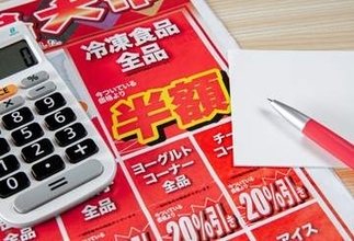 スーパー、コンビニの「半額」と「1つおまけ」、店側の税務は同じ？変わる？