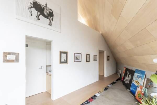 ギャラリーのある三角の家インスパイアしてくれる空間で快適に暮らす