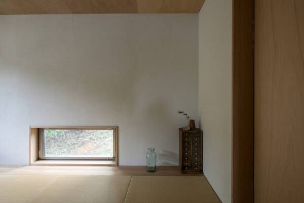 吹き抜けを家の中心に作るあたたかな自然素材の家に『shizen』の器が映える