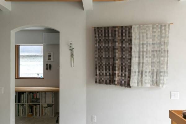 染織作家の家１階は土間のアトリエ、見晴らしのいいリビングを３階に